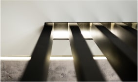 Ламели крепятся в нишу черного или белого цвета, возможна подсветка в нише